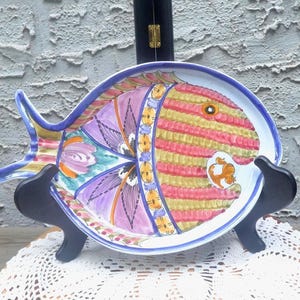 Bandeja de cerámica vintage griega pintada a mano con diseño de pavo real y flores.