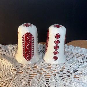 Vintage ukrainische Kreuzstichmuster für Salz- und Pfefferstreuer aus Keramik in Rot und Schwarz, Volkskunst Wyschywanka