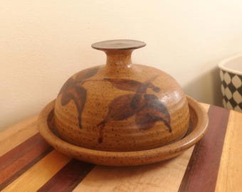 Mantequera y plato de cerámica hechos a mano con diseño floral. Hechos en Canadá.