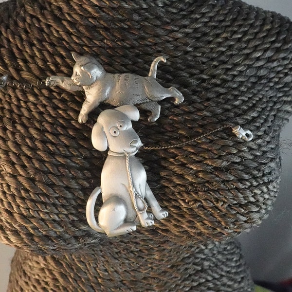 JJ Vintage 90er Jahre Zinn Hund und Katze Pin, der Hund hält Leine, die Katze fängt einen Schmetterling. Y2K Anstecknadel