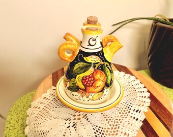 Jarras y bandeja de cerámica pintadas a mano para aceite y vinagre, con decoración de "Granada Negra".