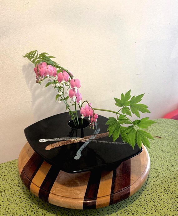 Ikebana Keramik Blumenvase, abgerundete quadratische Form, sich kreuzende Kometen. Hergestellt in Kanada