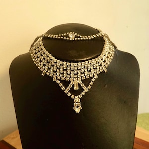Conjunto de colar/pulseira vintage dos anos 90, Y2K, colar de metal prateado rendado/strass transparentes com pulseira com detalhe de gota e pedra central.