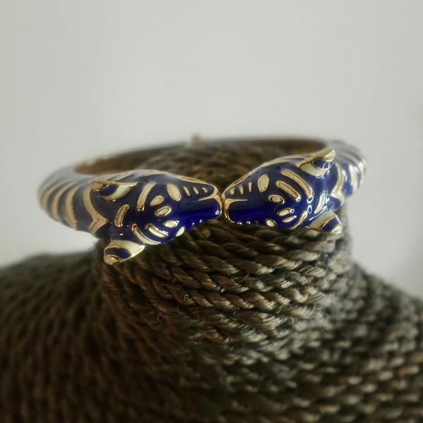 Brazalete con abrazadera de tigre esmaltado en crema azul de Stella & Dot con tigres besándose en tono dorado y estampado animal azul y blanco, joyería Glam Rock.