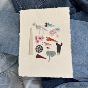 Peut inclure: Un collage sur papier texturé avec diverses illustrations. Il comprend un squelette de dinosaure, un monument, des éléments floraux et une bannière avec le mot "Wizards". D'autres éléments incluent un éléphant, un âne et des feux d'artifice.