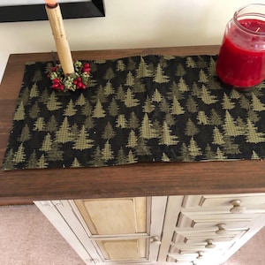 Mini chemin de table d'hiver, feuilles persistantes, pommes de pin cardinales, poinsettias, décoration des fêtes