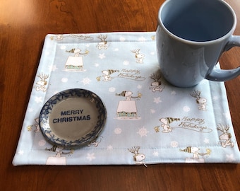 Sottobicchiere/tazza natalizia di Snoopy e Woodstock, sottobicchiere portacandele, imbottitura in cotone trapuntato con motivo Peanuts, flanella bianca.