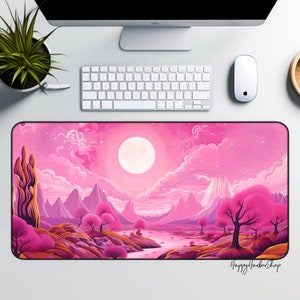 Op de afbeelding: Een roze en paarse landschap met bergen, bomen en een volle maan aan de hemel. De achtergrond is zacht roze met witte wolken. Op de voorgrond is een rivier met een klein eiland in het midden. De afbeelding is een digitale illustratie.