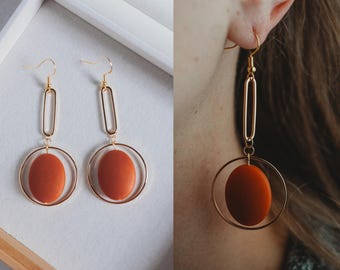 Boucles d'oreilles pendantes vintage, perles de lucite, boucles d'oreilles géométriques en or des années 1960