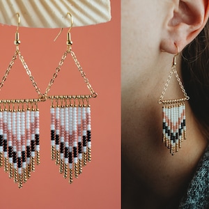 Orecchini di perline di semi di Chevron, Orecchini Boho Dangly, Orecchini di perline di semi di Ombre, Orecchini a gancio placcati in oro 18K, Gioielli occidentali, Orecchini pendenti