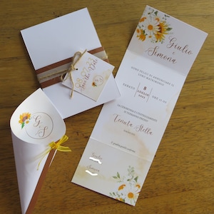Partecipazione Matrimonio floreale (margherita e girasole). Tag Save The Date e cono di riso abbinati.