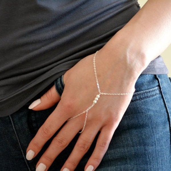 Bracelet Femme poignet et doigt Chaine et Perle blanche