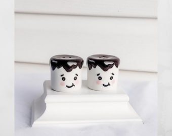 Vintage marshmallow ceramic salt and pepper shaker set.  Whimsical salt and pepper set.  Kitschy kitchen.   1.75" t /1.75" w