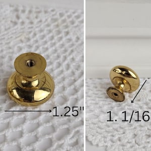 Op de afbeelding: Een handgemaakt houten bord met de tekst "Welkom" in een speels lettertype. Het bord is wit geschilderd met een verweerde afwerking en heeft een klein, decoratief hart. Het meet ongeveer 30 cm breed en 15 cm hoog.