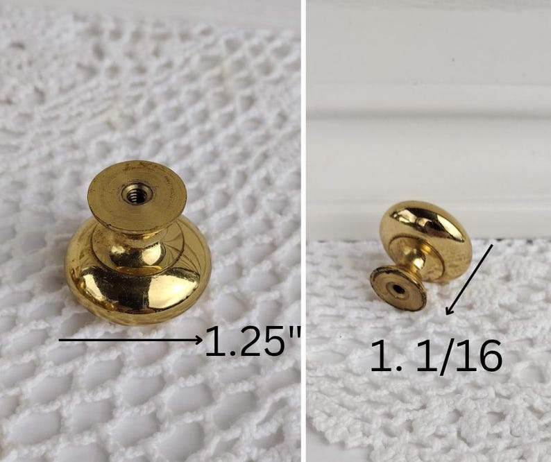 Op de afbeelding: Een handgemaakt houten bord met de tekst "Welkom" in een speels lettertype. Het bord is wit geschilderd met een verweerde afwerking en heeft een klein, decoratief hart. Het meet ongeveer 30 cm breed en 15 cm hoog.