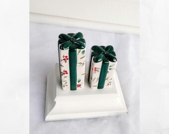 Vintage pfaltzgraff winterberry Salt and pepper shaker set.  Present shaped Christmas salt and pepper shakers.  Holly and berry.  4.25"/ 3"