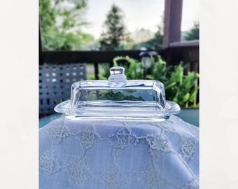 Vintage 1/4 lb.  Clear glass lidded butter dish.  Stick butter dish.  Covered butter dish.  Serving odds and ends.  8" X 3.75"