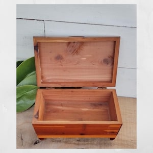 Small cedar chest. &quot;Mother&quot; engraved top.  Cedar keepsake box.  Vintage cedar box. Wood keepsake box. Cedar box treasure. Small old wood box