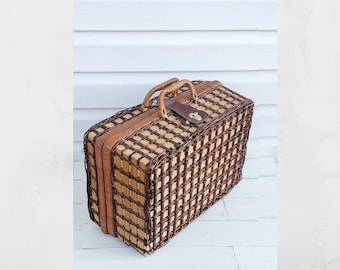 Vintage Wicker Picnic Trunk: Gingham Interior, Leather Straps, 4 Place Settings. Vintage picnic basket with dishes.