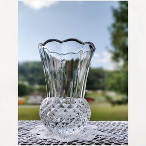 Small Vintage crystal flower vase.   Diamond pattern.  scalloped rim.  Cut glass crystal vases. Short vintage vase.  Short crystal vase 5.5&quot;
