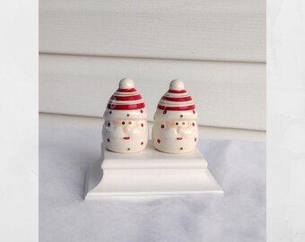 Ceramic polka dot Santa salt and pepper shakers.  Christmas shakers.  Christmas decoration. 3" tall/2" wide