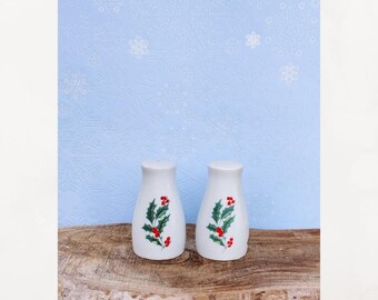 Vintage Christmas holly & berries porcelain salt and pepper shaker set. with box. Vintage Christmas. Noel shakers. White salt and pepper set