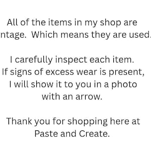 Op de afbeelding: Een set van drie keramische mokken met een gespikkelde, matte afwerking. De mokken zijn in cr&egrave;me, lichtgrijs en donkergrijs. Elke mok heeft een eenvoudig, minimalistisch ontwerp.