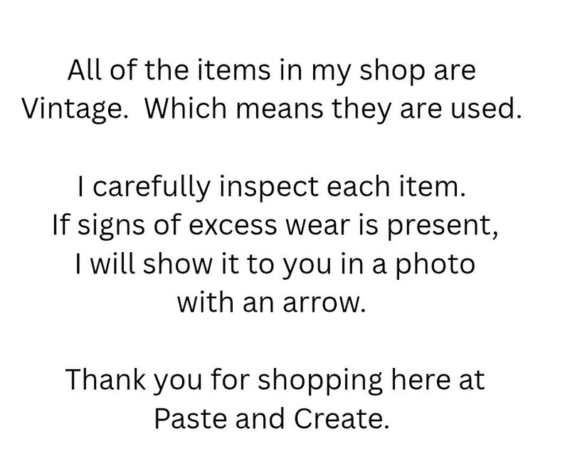 Op de afbeelding: Een set van drie keramische mokken met een gespikkelde, matte afwerking. De mokken zijn in cr&egrave;me, lichtgrijs en donkergrijs. Elke mok heeft een eenvoudig, minimalistisch ontwerp.