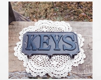 Vintage cast iron wall mount key hanger.   Oil rubbed bronze.  Key hooks.   7.5" X 4.75"