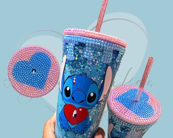 Niebieski kubek do napojów z kryształkami i imitacją kuli śnieżnej z motywem zły króliczek | Zły króliczek | Kubek Starbucks z kulą śnieżną