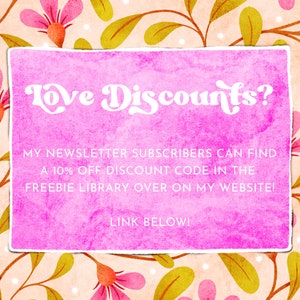 以下が含まれることがあります： ピンクの水彩画の背景に花柄が描かれています。破れた縁のあるピンク色の長方形の中に、「Love Discounts?」というテキストと、「MY NEWSLETTER SUBSCRIBERS CAN FIND A 10% OFF DISCOUNT CODE IN THE FREEBIE LIBRARY OVER ON MY WEBSITE! LINK BELOW!」というメッセージが書かれています。