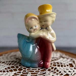Vintage Shawnee Hugging Couple Planter – 1940s-50s Ceramic Pottery – Midcentury Figural Planter – Cottagecore Nursery or Shelf Decor