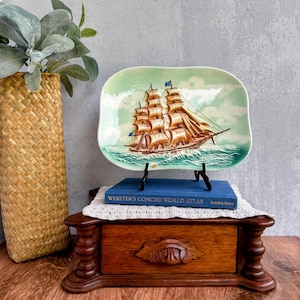 Vintage Clipper Ship Decorative Plate – 1834 Tall Ship Design – Nautical Wall Art – Maritime Collectible – Coastal Beach House Home Decor