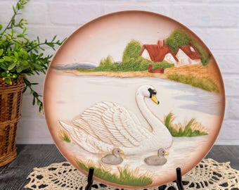 Plato de pared vintage con cisne en relieve: Arte cerámico de casa de campo en el lago