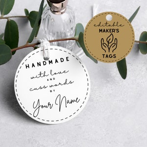 Könnte beinhalten: Runde Etiketten. Ein weißes Etikett mit dem Text "HANDMADE with love and cuss words by Your Name" in schwarzer Schrift. Ein braunes Etikett mit "editable MAKER'S TAGS" und einer Blatt- und Handgrafik. Genähte Ränder.