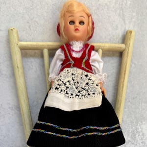 Vintage Norwegian Folk Doll – Traditional Bunad Costume – Sleeping Eyes – Scandinavian Souvenir – Nordic Cultural Collectible Figurine