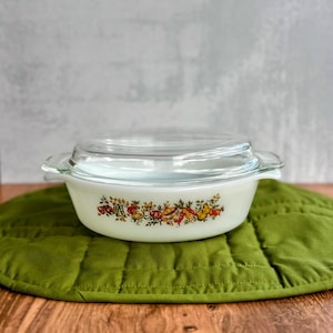Vintage Pyrex Autumn Harvest Oval Casserole with Lid – 1.5 Qt – Milk Glass Veggie Motif – 1970s Fire-King Style Kitchen Baking Dish