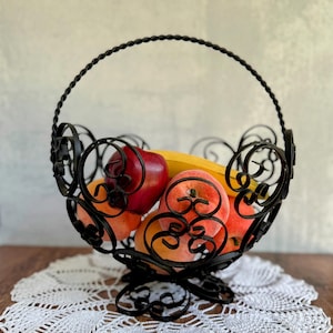 Vintage Wrought Iron Scroll Fruit Basket with Handle – Black Metal Decorative Bowl – Midcentury Kitchen Table Centerpiece – Rustic Farmhouse