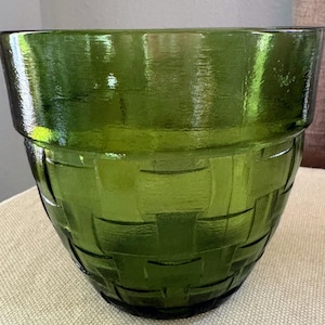 Vintage Anchor Hocking Avocado Green Glass Bowl – Basket Weave Serving Dish – Midcentury Glassware – Retro Kitchen or Dining Table Decor