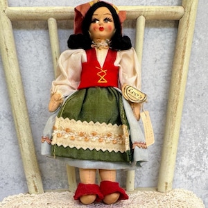Vintage Italian Souvenir Doll: Traditional Costume, Mid-Century Collectible