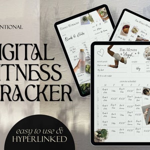 Puede incluir: Un rastreador de fitness digital con un calendario mensual, un programa de ejercicios y citas motivacionales. El rastreador está diseñado para usarse en una tableta o computadora y presenta una estética minimalista con texto blanco sobre fondo negro.