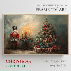 Op de afbeelding: Een kerstthema schilderij met een notenkraker die naast een kleine tafel met kaarsen staat en een gedecoreerde kerstboom op de achtergrond. Het schilderij is ingelijst in een houten lijst.