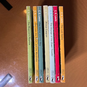 Las Crónicas completas de Narnia (edición retro de 1979, tapa blanda de Puffin): El león, la bruja y el armario, de C. S. Lewis. Sin leer.