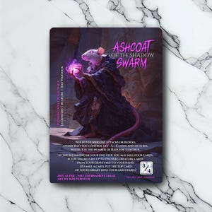Op de afbeelding: Een fantasiekaart met Ashcoat of the Shadow Swarm, een rattenwarlock, die een gloeiende bol vasthoudt. De kaart heeft tekst die zijn vaardigheden beschrijft en is gemarkeerd als "2025 Alter - Not Tournament Legal." De illustratie is van B. Duverneuil.