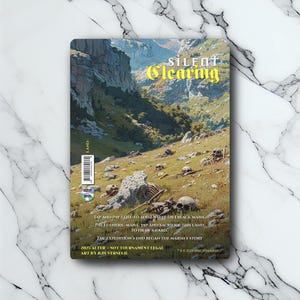 Peut inclure: Une carte avec une illustration de paysage représentant une chaîne de montagnes et un champ avec des os. La carte porte le texte "SILENT Clearing" en jaune et d'autres textes en bas. La carte est étiquetée "LAND".