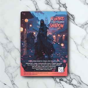 Puede incluir: Una carta coleccionable que presenta a un ninja con una capa oscura y dos espadas, ambientada en un paisaje urbano japonés con flores de cerezo y faroles. La carta se titula "Yuriko, la Sombra del Tigre" e incluye texto del juego.
