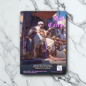 Puede incluir: Carta de fantasía con una figura sentada con túnicas blancas y doradas, con el texto "Ali from Cairo" en morado. La carta incluye texto del juego e información del artista, sobre un fondo detallado.