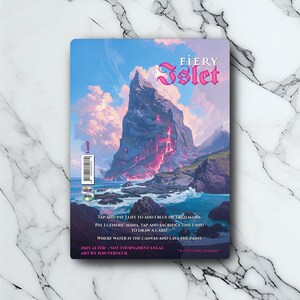 Pode incluir: Um cartão Fiery Islet com uma ilustração de paisagem de fantasia. A obra de arte apresenta uma formação rochosa imponente com lava, ondas do oceano e um céu nublado. O texto inclui "Fiery Islet", instruções do jogo e informações do artista.