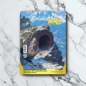 Peut inclure: Une carte rectangulaire représentant un paysage fantastique avec une chaîne de montagnes et une structure en pierre. La carte porte le texte "URZA'S MINE" et d'autres textes. La carte a une bordure jaune et un fond en marbre.