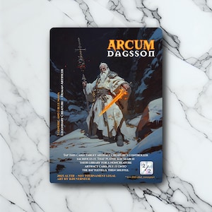 Peut inclure: Carte de jeu de fantasy avec Arcum Dagsson, un Artificier Humain légendaire. L'illustration montre un vieil homme avec une longue barbe blanche tenant une épée brillante. La carte est bleue et blanche avec du texte.